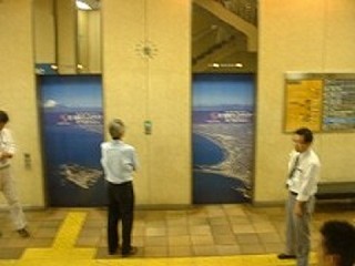 藤沢市役所１Ｆエレベーター張替え作業風景